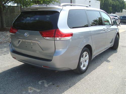 Toyota Sienna 2011 photo 3