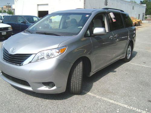 Toyota Sienna 2011 photo 4