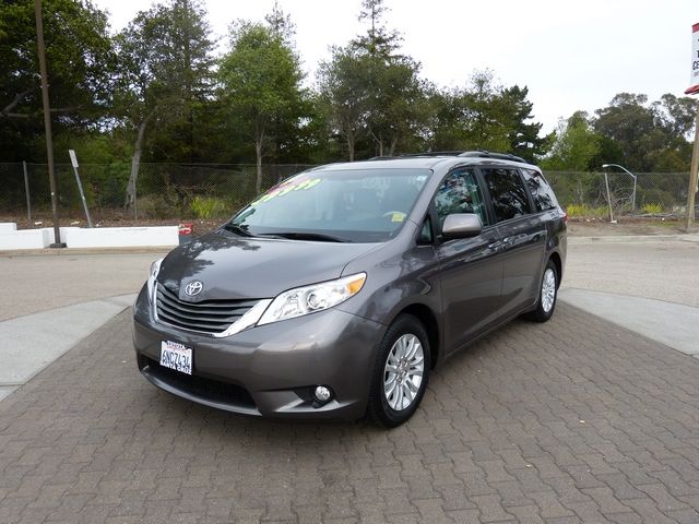 Toyota Sienna 2011 photo 2