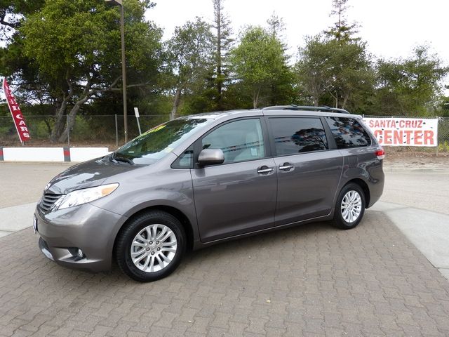 Toyota Sienna 2011 photo 3