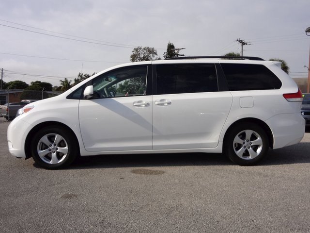 Toyota Sienna 2011 photo 1