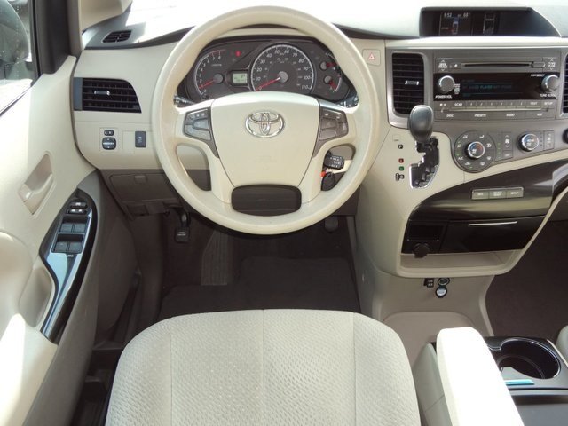 Toyota Sienna 2011 photo 4
