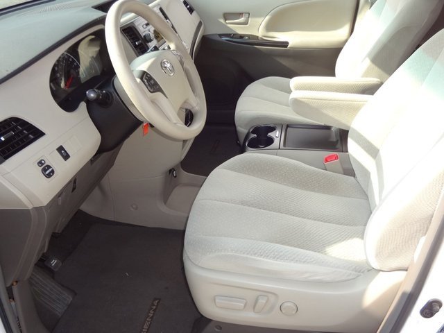 Toyota Sienna 2011 photo 2