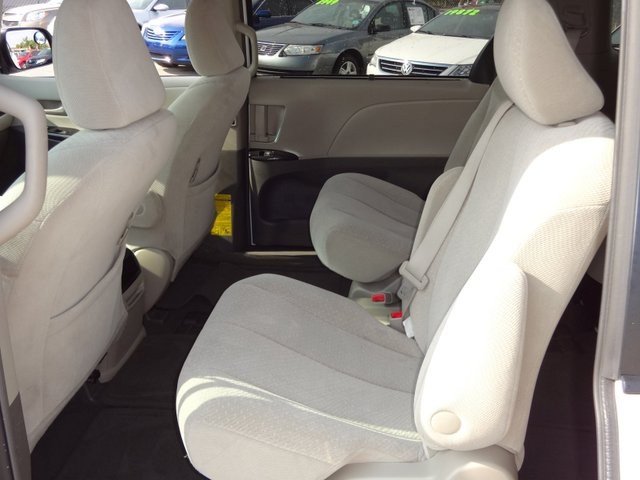 Toyota Sienna 2011 photo 3