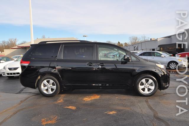 Toyota Sienna 2011 photo 1