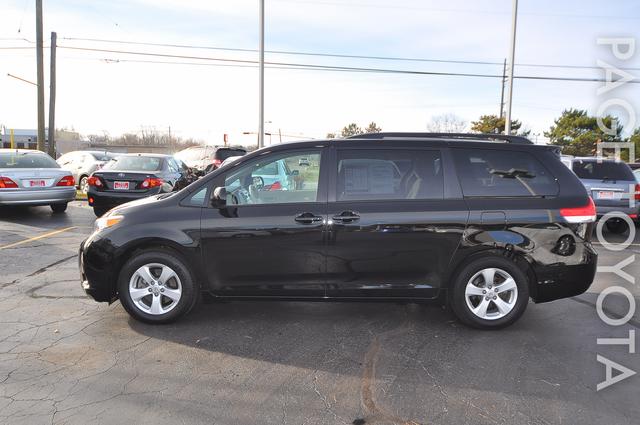 Toyota Sienna 2011 photo 2