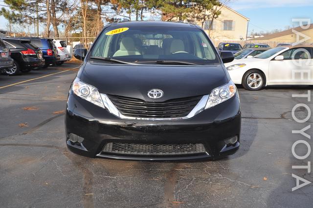 Toyota Sienna 2011 photo 3