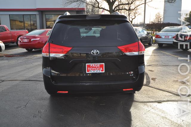 Toyota Sienna 2011 photo 4