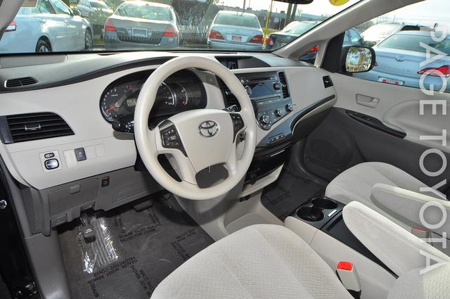 Toyota Sienna 2011 photo 5