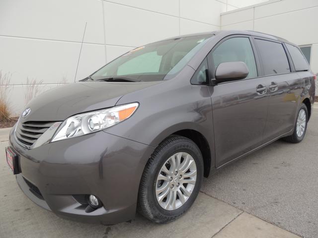 Toyota Sienna 2011 photo 1