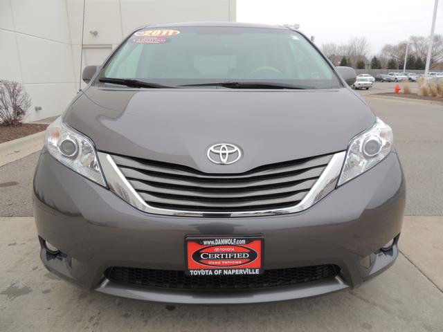 Toyota Sienna 2011 photo 2