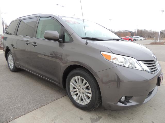 Toyota Sienna 2011 photo 3