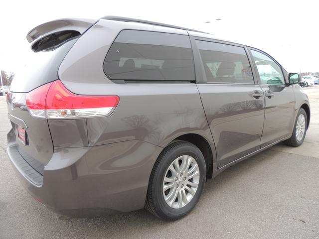 Toyota Sienna 2011 photo 4