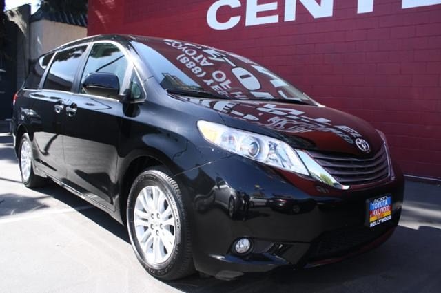 Toyota Sienna 2011 photo 1