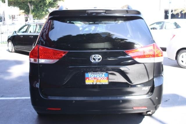 Toyota Sienna 2011 photo 5