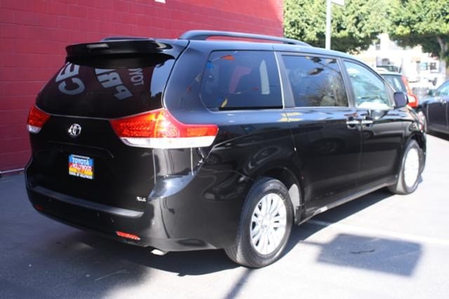 Toyota Sienna 2011 photo 4