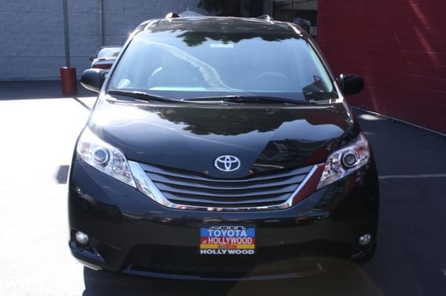 Toyota Sienna 2011 photo 2