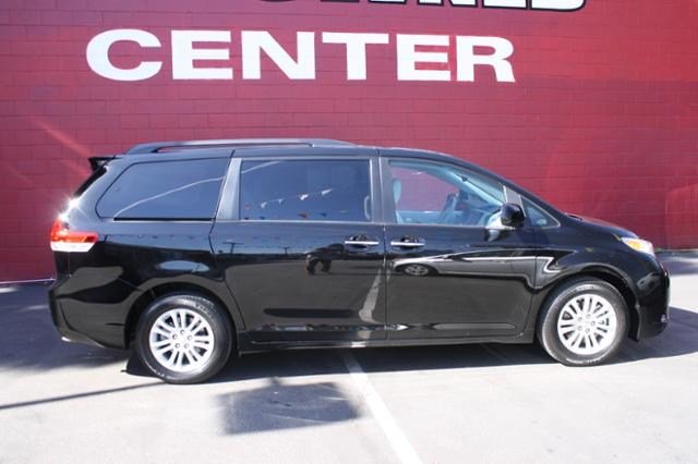 Toyota Sienna 2011 photo 3