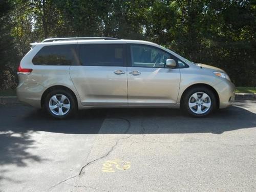 Toyota Sienna 2011 photo 1