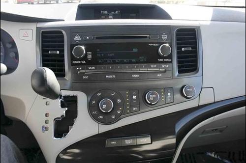 Toyota Sienna 2011 photo 2