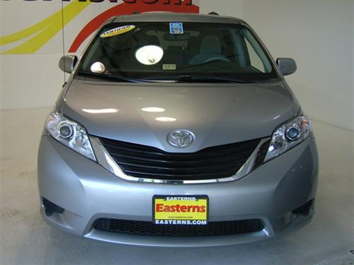 Toyota Sienna 2011 photo 1