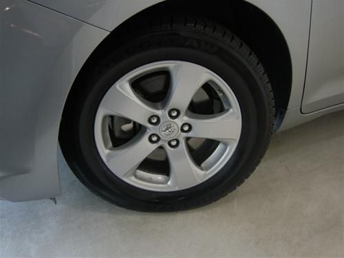 Toyota Sienna 2011 photo 2