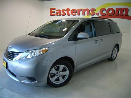 Toyota Sienna 2011 photo 3