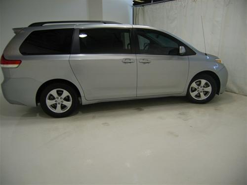 Toyota Sienna 2011 photo 4