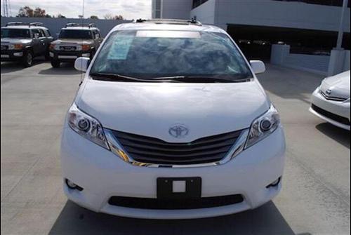 Toyota Sienna 2011 photo 1