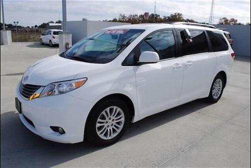 Toyota Sienna 2011 photo 2