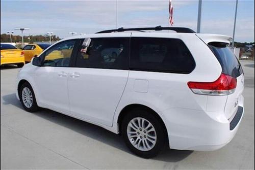 Toyota Sienna 2011 photo 3