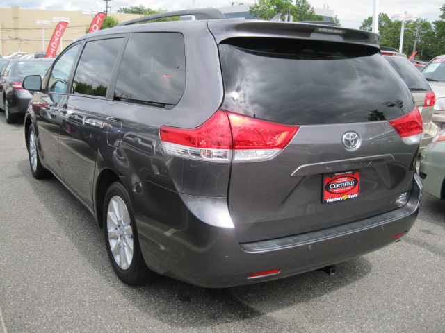 Toyota Sienna 2011 photo 1
