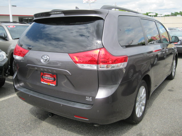 Toyota Sienna 2011 photo 2