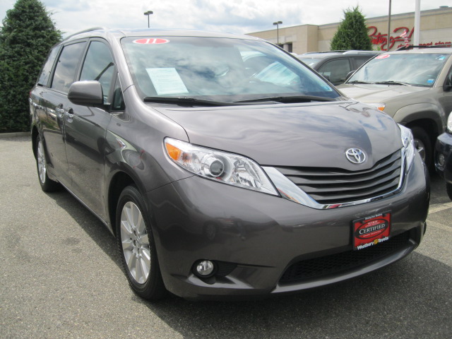 Toyota Sienna 2011 photo 3