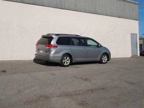 Toyota Sienna 2011 photo 2