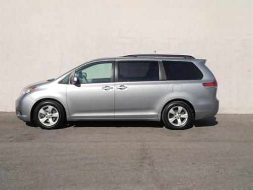 Toyota Sienna 2011 photo 3