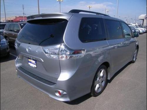 Toyota Sienna 2011 photo 2