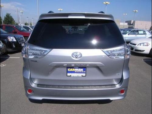Toyota Sienna 2011 photo 3