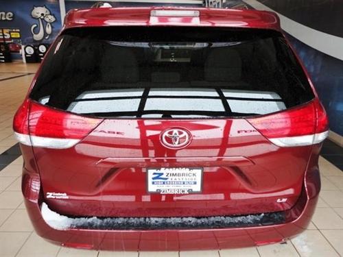 Toyota Sienna 2011 photo 1