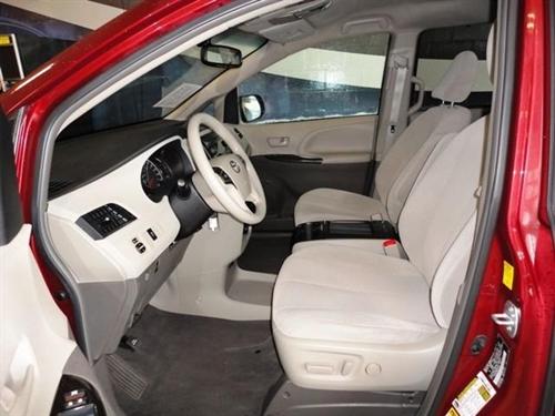 Toyota Sienna 2011 photo 3