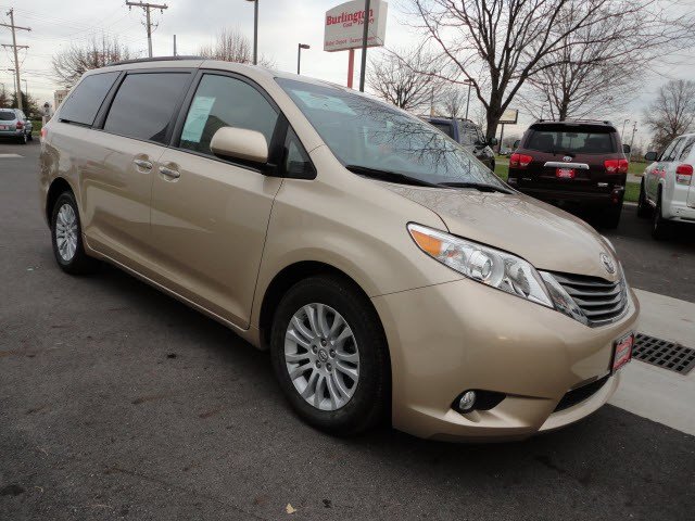 Toyota Sienna 2011 photo 3