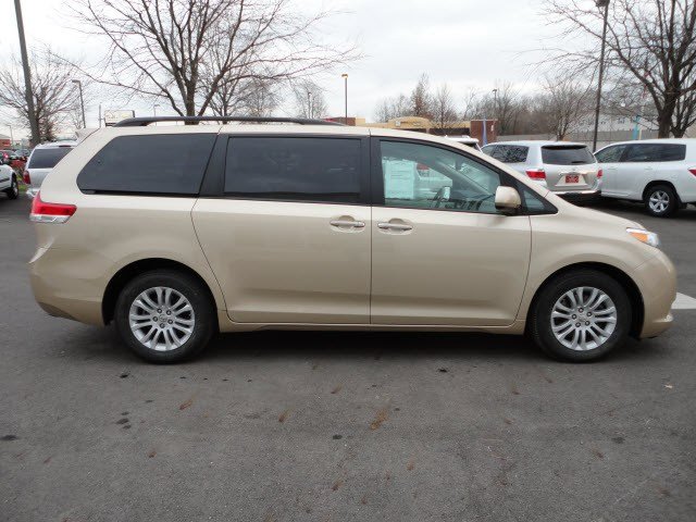 Toyota Sienna 2011 photo 4