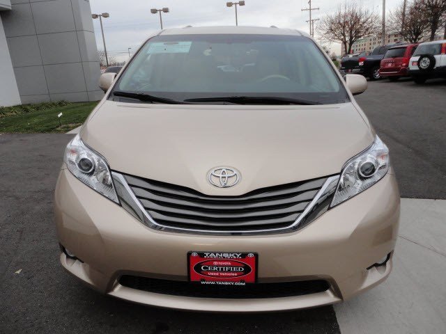 Toyota Sienna 2011 photo 2