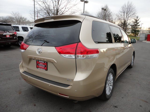 Toyota Sienna 2011 photo 5