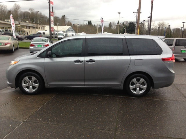 Toyota Sienna 2011 photo 1