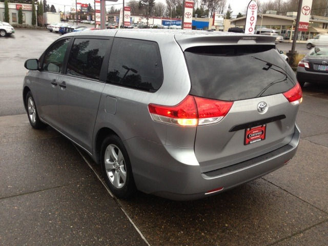 Toyota Sienna 2011 photo 2