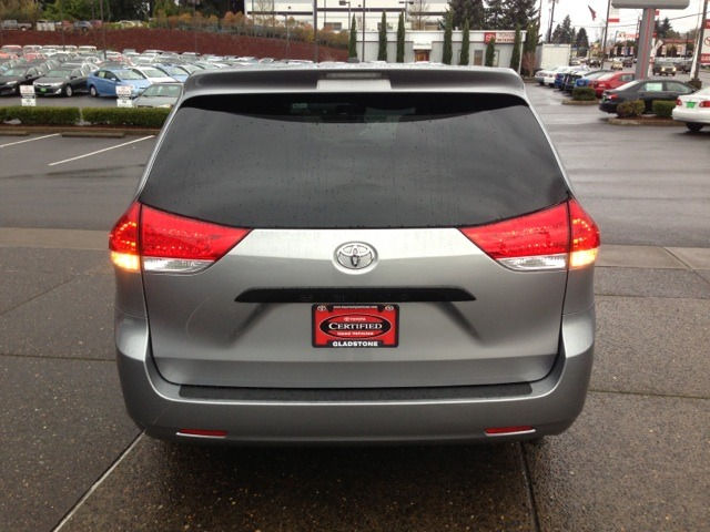 Toyota Sienna 2011 photo 3