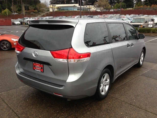 Toyota Sienna 2011 photo 4