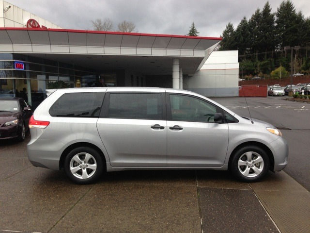 Toyota Sienna 2011 photo 5