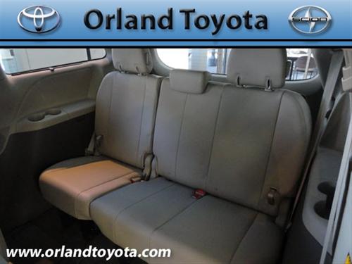Toyota Sienna 2011 photo 1